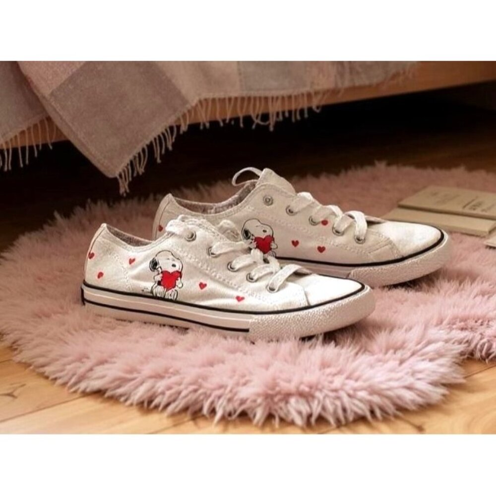 Snoopy Canvas Sneakers With Red Hearts Print Womens Size 3